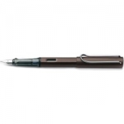 LAMY AL-star - Rundum aus Aluminium! Farbe: coffee dunkelbraun - LAMY AL-star - Rundum aus Aluminium!    Damit das Schreiben zur Lust und nicht zur Last wird, gibt es den LAMY AL-star.  Rundum aus farbig eloxiertem Aluminium. Markante Griffmulden. Mit verchromtem Metallclip.  F�llha...