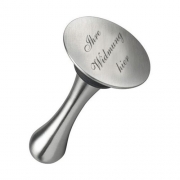 Flaschenverschluss "bottle stop" mit Gravur - Flaschenverschluss  aus Edelstahl.  F�r Genie�er, die sich mit Besonderem nicht zufrieden geben! Der zierliche Flaschenverschluss aus Edelstahl in individuellem Design passt mit seinem flachen Kopf auch in die K�hlschra...