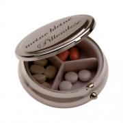 Pillendose - versilbert - mit individueller Gravur - Pillendose - versilbert - mit individueller Gravur    S��e kleine Pillendose, passt in jede Handtasche und sieht dabei absolut edel aus.  Diese  Pillendose  hat 3 kleine F�cher und eignet sich sowohl zur Aufbewahrung v...