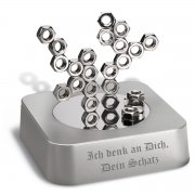 Briefbeschwerer+-+magnetisch+-+mit+Wunschgravur - Mit den beiliegenden Schrauben lassen sich auf der magnetischen Fl�che dieses Briefbeschwerers immer neue Skulpturen bauen und basteln, an den Schrauben haften auch B�roklammern. Der B�rophantasie sind keine Grenzen gese...