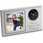 Tischuhr mit Fotorahmen und pers�nlicher Widmung - Mit einer  pers�nlichen  Widmung und einem kleinen Foto wird diese trendige  Uhr  zum Lieblingsaccessoire auf jedem Schreibtisch!  Ihre pers�nliche Lasergravur ist im Preis bereits enthalten.   Besonderer Gag:  Der Fotor...