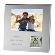 Tischuhr mit Fotorahmen und pers�nlicher Widmung - Mit einer  pers�nlichen  Widmung und einem kleinen Foto wird diese trendige  Uhr  zum Lieblingsaccessoire auf jedem Schreibtisch!  Ihre pers�nliche Lasergravur ist im Preis bereits enthalten.  Mit dem Laser wird die  Gra...