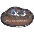 Keramikschild 22,5cm x 14cm mit Gravur - Motiv: drei V�gelchen auf Ast   Dieses  T�rschild  wird von der  SH-Keramikmanufaktur  (Neum�nster, SH) in Handarbeit gefertigt und glasiert. Das Material ist wetterfest und das  Schild  ist f�r innen und au�en geeignet...