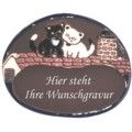 Keramikschild 18,5cm x 15cm mit Gravur - Motiv: zwei Katzen auf Dach    Dieses  T�rschild  wird von der  SH-Keramikmanufaktur  (Neum�nster, SH) in Handarbeit gefertigt und glasiert. Das Material ist wetterfest und das  Schild  ist f�r innen und au�en geeignet...