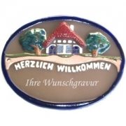 Keramikschild 19cm x 14,5cm mit Gravur - Motiv: HERZLICH WILLKOMMEN    Dieses  T�rschild  wird von der  SH-Keramikmanufaktur  (Neum�nster, SH) in Handarbeit gefertigt und glasiert. Das Material ist wetterfest und das  Schild  ist f�r innen und au�en geeignet....