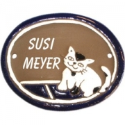 Keramikschild 12cm x 9,5cm mit Gravur - Motiv: Katze schwarz/wei�/blau    Dieses  T�rschild  wird von der  SH-Keramikmanufaktur  (Neum�nster, SH) in Handarbeit gefertigt und glasiert. Das Material ist wetterfest und das  Schild  ist f�r innen und au�en geeig...
