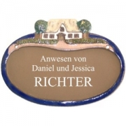 Keramikschild 17,5cm x 12cm mit Gravur - Motiv: Bauernhaus, oval    Dieses  T�rschild  wird von der  SH-Keramikmanufaktur  (Neum�nster, SH) in Handarbeit gefertigt und glasiert. Das Material ist wetterfest und das  Schild  ist f�r innen und au�en geeignet. Di...