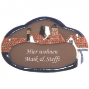 Keramikschild 18,5cm x 12,5cm mit Gravur - Motiv: zwei Katzen auf Dach    Dieses  T�rschild  wird von der  SH-Keramikmanufaktur  (Neum�nster, SH) in Handarbeit gefertigt und glasiert. Das Material ist wetterfest und das  Schild  ist f�r innen und au�en geeignet...