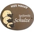 Keramikschild 16cm x 12,5cm mit Gravur - Motiv: Igelfamilie "Hier wohnt"    Dieses  T�rschild  wird von der  SH-Keramikmanufaktur  (Neum�nster, SH) in Handarbeit gefertigt und glasiert. Das Material ist wetterfest und das  Schild  ist f�r innen und ...