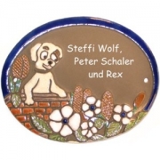 Keramikschild 16cm x 13cm mit Gravur - Motiv: Hund im Garten    Dieses  T�rschild  wird von der  SH-Keramikmanufaktur  (Neum�nster, SH) in Handarbeit gefertigt und glasiert. Das Material ist wetterfest und das  Schild  ist f�r innen und au�en geeignet. Die ...