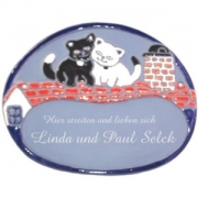 Keramikschild 18,5cm x 15cm mit Gravur - Motiv: zwei Katzen auf Dach    Dieses  T�rschild  wird von der  SH-Keramikmanufaktur  (Neum�nster, SH) in Handarbeit gefertigt und glasiert. Das Material ist wetterfest und das  Schild  ist f�r innen und au�en geeignet...