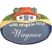 Keramikschild 17cm x 12,5cm mit Gravur - Motiv: Haus + "Wir hei�en alle"    Dieses  T�rschild  wird von der  SH-Keramikmanufaktur  (Neum�nster, SH) in Handarbeit gefertigt und glasiert. Das Material ist wetterfest und das  Schild  ist f�r innen und ...
