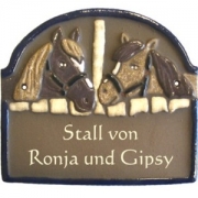 Keramikschild 15,5cm x 14cm mit Gravur - Motiv: Pferde am Gatter    Dieses  T�rschild  wird von der  SH-Keramikmanufaktur  (Neum�nster, SH) in Handarbeit gefertigt und glasiert. Das Material ist wetterfest und das  Schild  ist f�r innen und au�en geeignet. Di...