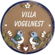 Keramikschild 11,5cm x 11,5cm mit Gravur - Motiv: Vogel-Hochzeit    Dieses  T�rschild  wird von der  SH-Keramikmanufaktur  (Neum�nster, SH) in Handarbeit gefertigt und glasiert. Das Material ist wetterfest und das  Schild  ist f�r innen und au�en geeignet. Die ...