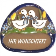 Keramikschild 12cm x 11,5cm mit Gravur - Motiv: G�nsewiese    Dieses  T�rschild  wird von der  SH-Keramikmanufaktur  (Neum�nster, SH) in Handarbeit gefertigt und glasiert. Das Material ist wetterfest und das  Schild  ist f�r innen und au�en geeignet. Die Lase...