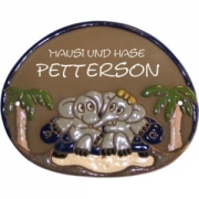Keramikschild 18cm x 15cm mit Gravur - Motiv: Elefanten auf Sofa    Dieses  T�rschild  wird von der  SH-Keramikmanufaktur  (Neum�nster, SH) in Handarbeit gefertigt und glasiert. Das Material ist wetterfest und das  Schild  ist f�r innen und au�en geeignet. ...