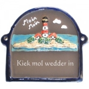 Keramikschild 13,5cm x 12cm mit Gravur - Motiv: Moin Moin Leuchtturm    Dieses  T�rschild  wird von der  SH-Keramikmanufaktur  (Neum�nster, SH) in Handarbeit gefertigt und glasiert. Das Material ist wetterfest und das  Schild  ist f�r innen und au�en geeignet...