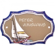 Keramikschild 12,5cm x 8cm mit Gravur - Motiv: kleines Segelschiff    Dieses  T�rschild  wird von der  SH-Keramikmanufaktur  (Neum�nster, SH) in Handarbeit gefertigt und glasiert. Das Material ist wetterfest und das  Schild  ist f�r innen und au�en geeignet....