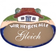 Keramikschild 17cm x 12,5cm mit Gravur - Motiv: Haus + "Wir hei�en alle"    Dieses  T�rschild  wird von der  SH-Keramikmanufaktur  (Neum�nster, SH) in Handarbeit gefertigt und glasiert. Das Material ist wetterfest und das  Schild  ist f�r innen und ...