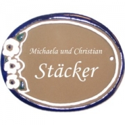 Keramikschild 14,5cm x 11cm mit Gravur - Motiv: T�rschild mit Blumen    Dieses  T�rschild  wird von der  SH-Keramikmanufaktur  (Neum�nster, SH) in Handarbeit gefertigt und glasiert. Das Material ist wetterfest und das  Schild  ist f�r innen und au�en geeignet...