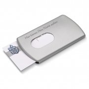 Visitenkartenetui GIVE - Metall matt - mit Gravur - Elegant zu bedienen mit nur einer Hand.  Ihre Visitenkarten werden durch eine Feder im Etui festgehalten. Mit dem Daumen k�nnen Sie die Karten einfach aus dem Etui schieben.  Ihre pers�nliche Lasergravur ist im Preis ber...
