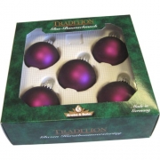 5 Christbaumkugeln - violett matt - mit Ihrem Wunschtext - Weihnachtsgr��e direkt an den Baum h�ngen. Eine pfiffige Alternative zu Weihnachtskarten.      Mit dem Laser wird die  Gravur  dauerhaft in die Oberfl�che eingebrannt.  Wir beschriften alle 5 Kugeln mit Ihrem Wunschtext...