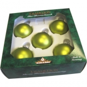 5 Christbaumkugeln - hellgr�n matt - mit Ihrem Wunschtext - Weihnachtsgr��e direkt an den Baum h�ngen. Eine pfiffige Alternative zu Weihnachtskarten.      Mit dem Laser wird die  Gravur  dauerhaft in die Oberfl�che eingebrannt.  Wir beschriften alle 5 Kugeln mit Ihrem Wunschtext...