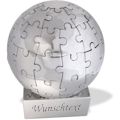 Puzzle Weltkugel - magnetisch - mit Wunschgravur - Kleines Spielzeug f�r den Schreibtisch. Die puzzlebaren Weltkugel ist ein echter Hingucker. Im Inneren der Kugel befindet sich ein Magnet, so dass die Puzzleteile an der inneren Kugel "kleben". Fertig gepuzzelt...