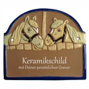 Keramikschild - Zwei Pferde in ihren Boxen mit Gravur | Effekt Gravur
